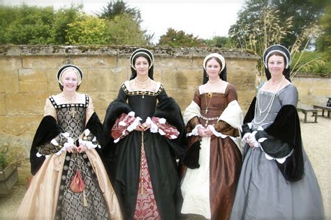 what did tudor people wear